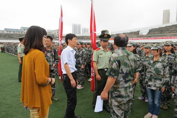 乐动平台（中国）股份有限公司官网学院领导亲切慰问军训教官及2013级军训学生